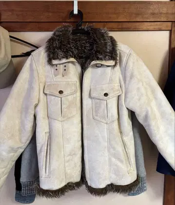 퍼 달린 화이트 스웨이드 자켓