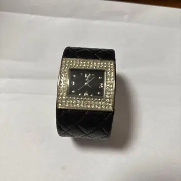 스톤 장식 블랙 가죽 손목시계