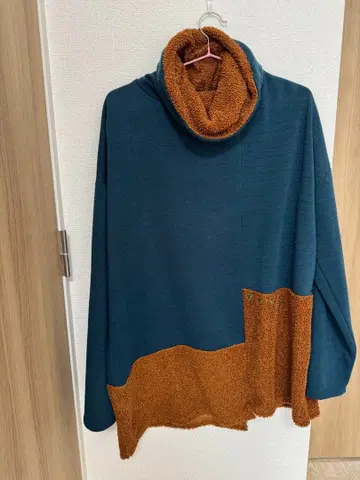 터콰이즈 블루 하이넥 캐주얼 티셔츠