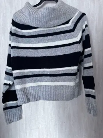 스트라이프 오프숄더 스웨터