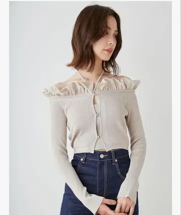 오프숄더 프릴 니트 가디건 베이지