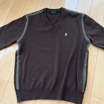 Classic Penguin 다크 브라운 V넥 스웨터