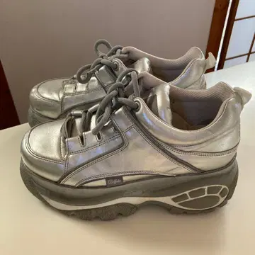 Buffalo 런던 실버 통굽 스니커즈 40