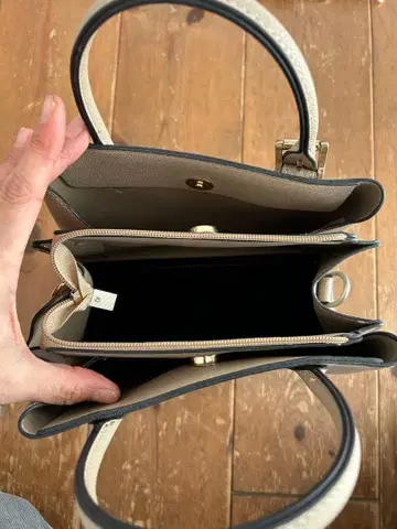 베이지 핸드백 탈부착 가능 스트랩 포함