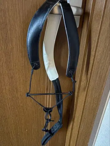 BREATHTAKING 색소폰 스트랩 블랙/화이트