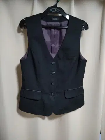 블랙 베스트와 스커트 세트