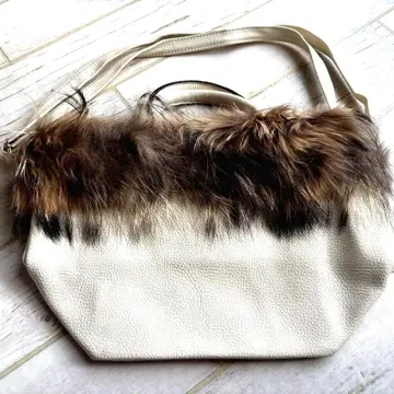 화이트 퍼 포함 숄더백 상태 새상품급