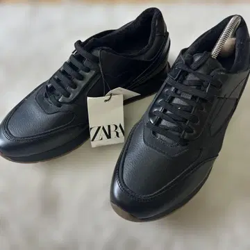 새상품 ZARA 블랙 스니커즈