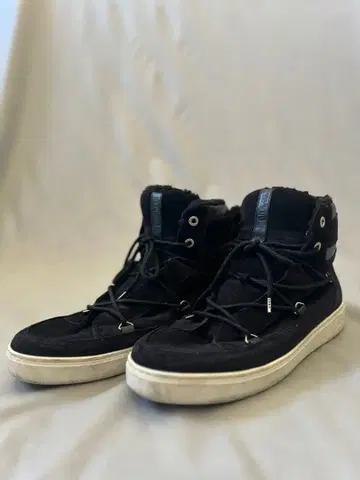 MOON BOOT 블랙 하이컷 스니커즈