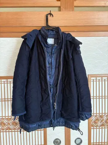 sacai 네이비 퀼팅 다운 코트