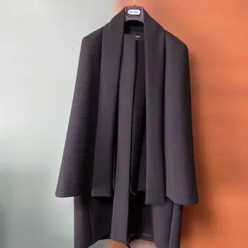 폴카 블랙 케이프 부착 코트 42 사이즈