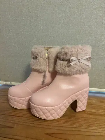 YOSUKE 퍼 퀼팅 핑크 부츠