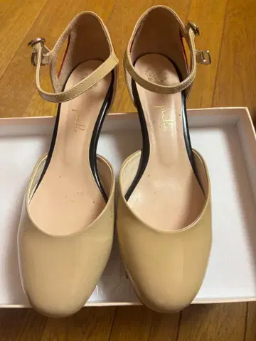 Piche Abahouse 베이지 빨간색 에나멜 펌프스