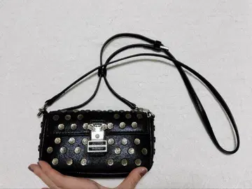 스터드 장식 블랙 숄더백