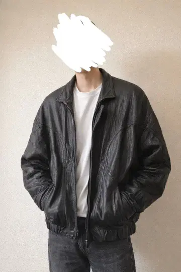 짧은 기장 블랙 가죽 자켓