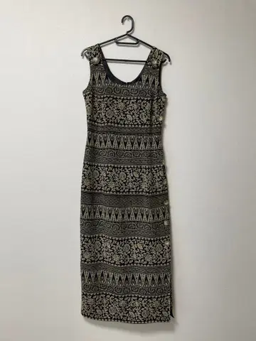 슬리브리스 블랙 금 무늬 원피스