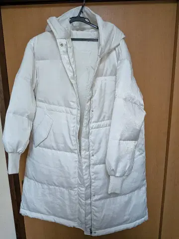화이트 후드 부착 롱 다운 자켓