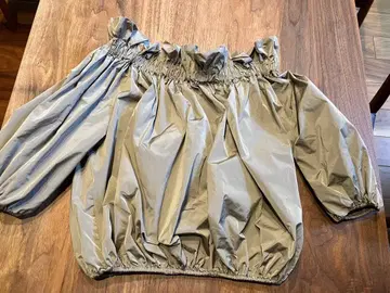 오프숄더 베이지 상의 M cygne