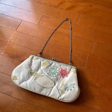 30SPENCER&RUTHERFORD 꽃무늬 자수 화이트 파티 백