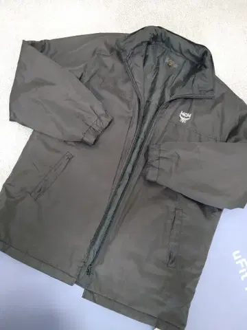 MCM 블랙 자켓 LL 사이즈 접이식 후드 부착