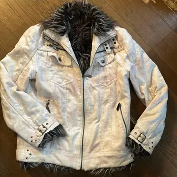 화이트 퍼가 달린 자켓