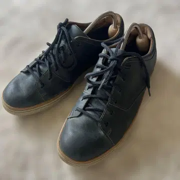 클락스 다크 블루 가죽 스니커즈