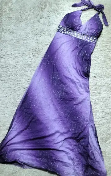 보라색 비쥬 장식 홀터넥 맥시 드레스