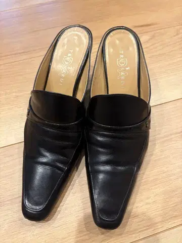 [ TRUSSARDI ] 블랙 가죽 뮬