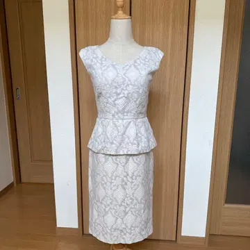 핑키앤다이안 화이트 페플럼 셋업