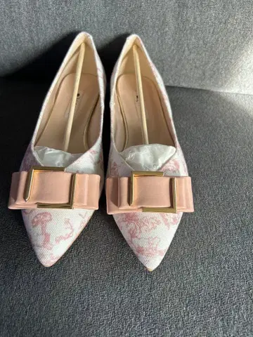 [ 새상품 ] DIANA 스틸레토 플랫슈즈