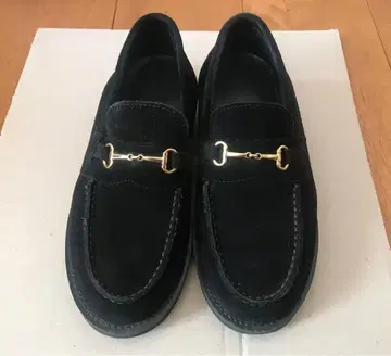 카미난도 플랫 밑창 비트 로퍼