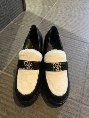 RANDA 모노그램 벨트 볼륨 로퍼