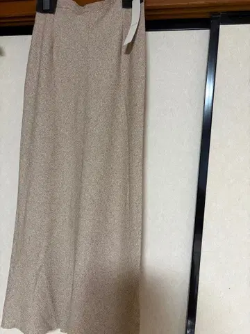 베이지 슬릿 플레어 스커트