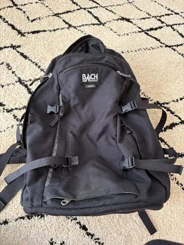 BACH 블랙 백팩