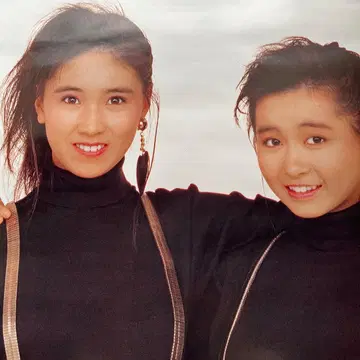 뒷손가락질 당하는 그룹 아이돌 포스터 2명 웃는 얼굴