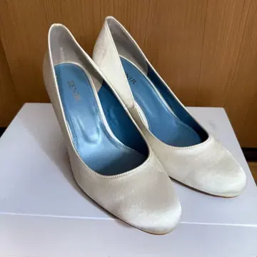 BENIR 화이트 새틴 펌프스 힐