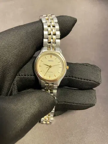세이코 쿼츠 손목시계 실버/골드