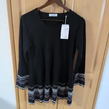 PINORE 블랙 긴팔 니트 플레어 슬리브