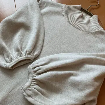 로이스크레용 벌룬 슬리브 하이넥 니트