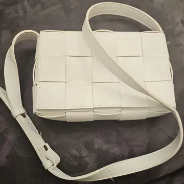 [새상품급] 화이트 뜨개질 디자인 숄더백