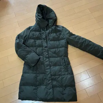 컴시즘 다크 그린 후드 부착 롱 기장 다운 코트