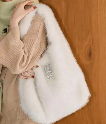 시어터 프로덕츠 화이트 퍼 토트백