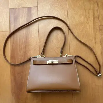 AULENTTI 오우렌티 금장 장식 원핸들백