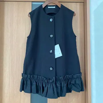 FENNEL 프릴 장식 블랙 슬리브리스 자켓