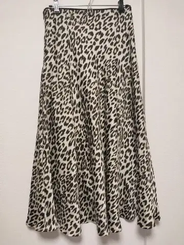 투모로우랜드 레오파드 무늬 플레어 스커트 사이즈 36