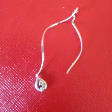 화이트 골드 한쪽 귀걸이