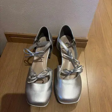 실버 리본 포함 스퀘어 힐 펌프스