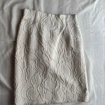 그레이스 콘티넨탈 화이트 엠보싱 가공 타이트 스커트