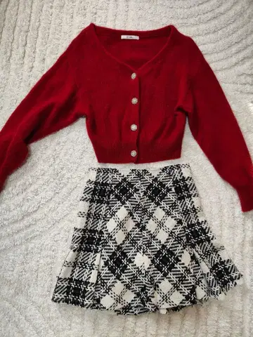 SNIDEL 레드 크롭 가디건과 체크 무늬 스커트 세트