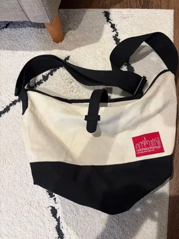 메신저 백 아이보리와 블랙